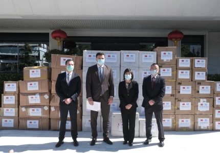50.000 μάσκες παρέδωσε σήμερα στον Υπουργό Υγείας η Πρέσβης της Λαϊκής Δημοκρατίας της Κίνας