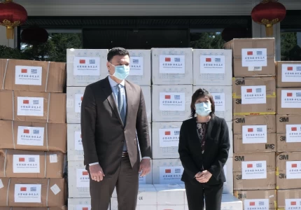 50.000 μάσκες παρέδωσε σήμερα στον Υπουργό Υγείας η Πρέσβης της Λαϊκής Δημοκρατίας της Κίνας