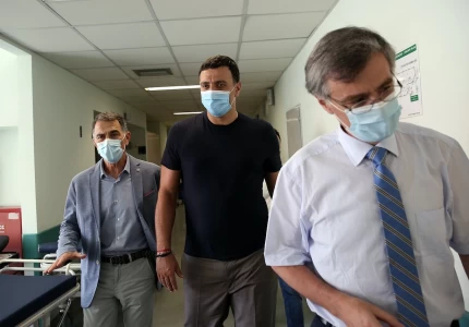 Τη νοσηλεύτρια που δέχτηκε επίθεση στο ΠΓΝ «Αττικόν» επισκέφθηκε ο Υπουργός Υγείας Βασίλης Κικίλιας