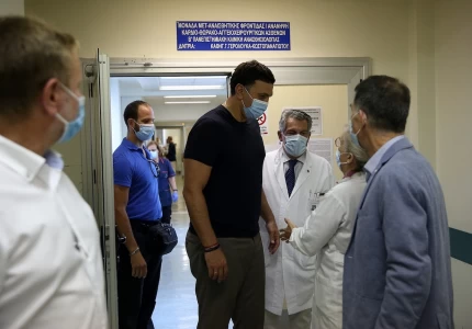 Τη νοσηλεύτρια που δέχτηκε επίθεση στο ΠΓΝ «Αττικόν» επισκέφθηκε ο Υπουργός Υγείας Βασίλης Κικίλιας