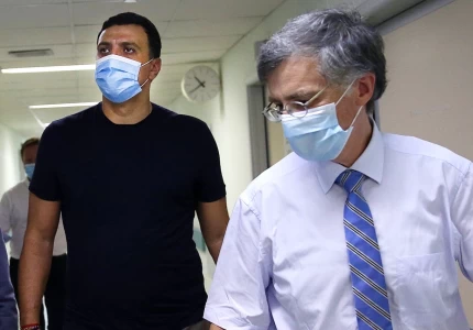 Τη νοσηλεύτρια που δέχτηκε επίθεση στο ΠΓΝ «Αττικόν» επισκέφθηκε ο Υπουργός Υγείας Βασίλης Κικίλιας