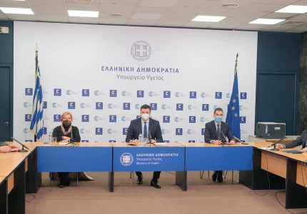 Eνημέρωση διαπ/νων συντακτών από τον Yπ. Yγείας B.  Kικίλια, τον ΓΓ ΠΦΥ Μ. Θεμιστοκλέους, την Συντονίστρια Δ/ντρια της 7ης Πνευ/κής Κλινικής στο ΓΝΝΘΑ «Σωτηρία» & Πρόεδρο του ΚΕΣΥ Μ. Γκάγκα &  τον υπεύθυνο για την εφοδιαστική αλυσίδα Ταξίαρχο Α. Περρή