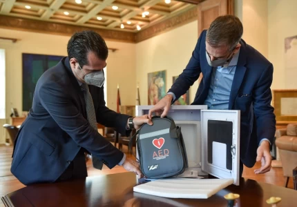 Συνάντηση Υπουργού Υγείας Θ. Πλεύρη με τον Δήμαρχο Αθηναίων Κ. Μπακογιάννη για τη δωρεά 18 απινιδωτών