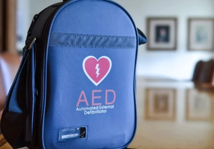 Συνάντηση Υπουργού Υγείας Θ. Πλεύρη με τον Δήμαρχο Αθηναίων Κ. Μπακογιάννη για τη δωρεά 18 απινιδωτών