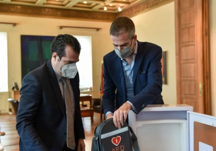 Συνάντηση Υπουργού Υγείας Θ. Πλεύρη με τον Δήμαρχο Αθηναίων Κ. Μπακογιάννη για τη δωρεά 18 απινιδωτών