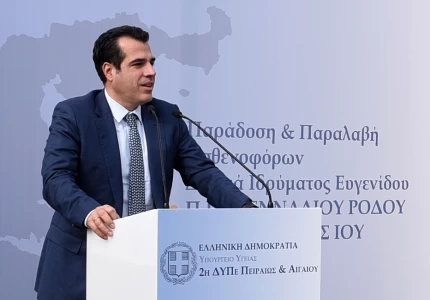 Παράδοση δύο ασθενοφόρων σε Ίο και Ρόδο, δωρεάς Ιδρύματος Ευγενίδου