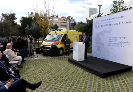 Παράδοση δύο ασθενοφόρων σε Ίο και Ρόδο, δωρεάς Ιδρύματος Ευγενίδου