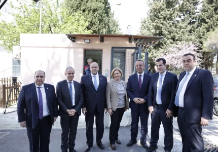 Παραδόθηκαν στο ΕΚΑΒ 6 ασθενοφόρα που αγοράστηκαν με δωρεές από τον ειδικό λογαριασμό Covid-19