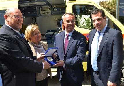 Παραδόθηκαν στο ΕΚΑΒ 6 ασθενοφόρα που αγοράστηκαν με δωρεές από τον ειδικό λογαριασμό Covid-19