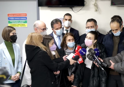 Επίσκεψη της πολιτικής ηγεσίας του Υπουργείου Υγείας στο ΓΝΑ «ΛΑΪΚΟ», όπου έλαβε εξιτήριο η 23χρονη που υπεβλήθη στην πρώτη μεταμόσχευση ήπατος από ζώντα δότη στην Ελλάδα