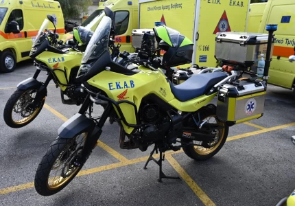 Δωρεά 20 δικύκλων και 6 ασθενοφόρων στο ΕΚΑΒ από την Ένωση Ελλήνων Εφοπλιστών