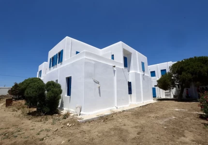 Επίσκεψη του Υπουργού Υγείας Άδωνι Γεωργιάδη στο Κ.Υ. Μυκόνου για την παράδοση 16 νεόδμητων διαμερισμάτων στην 2η Υ.Πε. Πειραιώς & Αιγαίου για τη στέγαση γιατρών και νοσηλευτών, δωρεά οικογένειας Δακτυλίδη