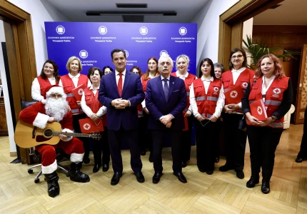 Χριστουγεννιάτικα κάλαντα από εθελοντές του Ελληνικού Ερυθρού Σταυρού στον Υπουργό Υγείας Άδωνι Γεωργιάδη