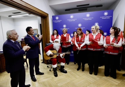 Χριστουγεννιάτικα κάλαντα από εθελοντές του Ελληνικού Ερυθρού Σταυρού στον Υπουργό Υγείας Άδωνι Γεωργιάδη