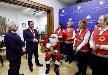 Χριστουγεννιάτικα κάλαντα από εθελοντές του Ελληνικού Ερυθρού Σταυρού στον Υπουργό Υγείας Άδωνι Γεωργιάδη