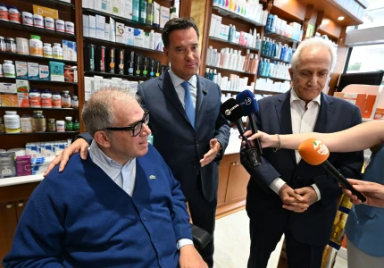 Επίσκεψη του Υπουργού Υγείας Άδωνι Γεωργιάδη σε ιδιωτικό φαρμακείο για τη διάθεση Φαρμάκου Υψηλού Κόστους (ΦΥΚ) σε δικαιούχο ασθενή