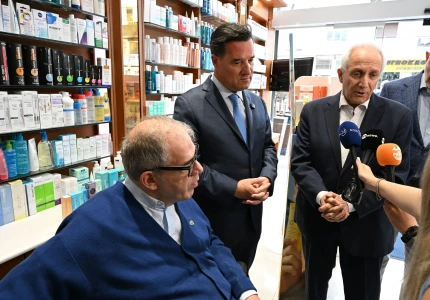 Επίσκεψη του Υπουργού Υγείας Άδωνι Γεωργιάδη σε ιδιωτικό φαρμακείο για τη διάθεση Φαρμάκου Υψηλού Κόστους (ΦΥΚ) σε δικαιούχο ασθενή