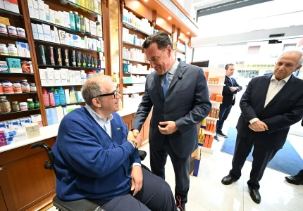 Επίσκεψη του Υπουργού Υγείας Άδωνι Γεωργιάδη σε ιδιωτικό φαρμακείο για τη διάθεση Φαρμάκου Υψηλού Κόστους (ΦΥΚ) σε δικαιούχο ασθενή