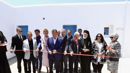 Επίσκεψη του Υπουργού Υγείας Άδωνι Γεωργιάδη στο Κ.Υ. Μυκόνου για την παράδοση 16 νεόδμητων διαμερισμάτων στην 2η Υ.Πε. Πειραιώς & Αιγαίου για τη στέγαση γιατρών και νοσηλευτών, δωρεά οικογένειας Δακτυλίδη