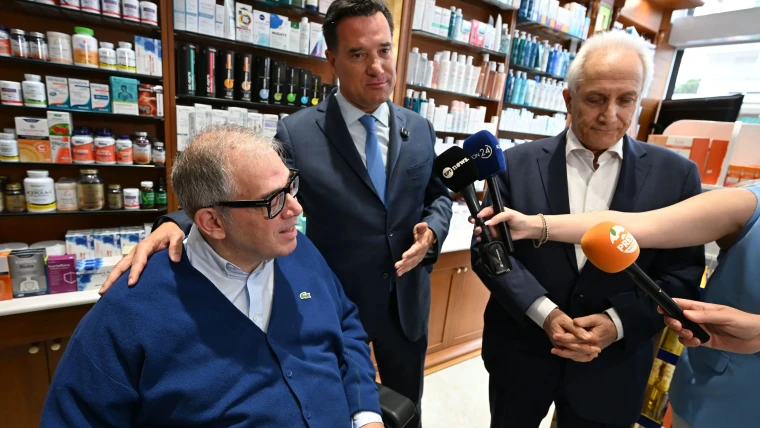 Επίσκεψη του Υπουργού Υγείας Άδωνι Γεωργιάδη σε ιδιωτικό φαρμακείο για τη διάθεση Φαρμάκου Υψηλού Κόστους (ΦΥΚ) σε δικαιούχο ασθενή