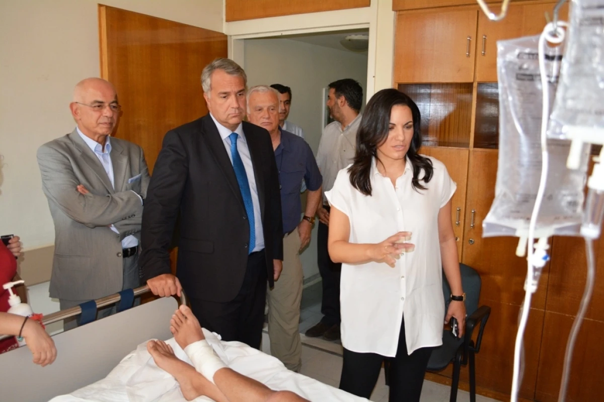 Επίσκεψη Μάκη Βορίδη - Όλγας Κεφαλογιάννη στον 19χρονο τραυματία στον Ερυθρό Σταυρό.