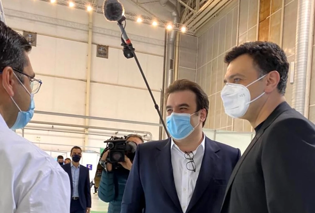 Επίσκεψη των Υπουργών Υγείας Βασίλη Κικίλια και Επικρατείας και Ψηφιακής Διακυβέρνησης Κυριάκου Πιερρακάκη στο Mega εμβολιαστικό κέντρο του Ελληνικού
