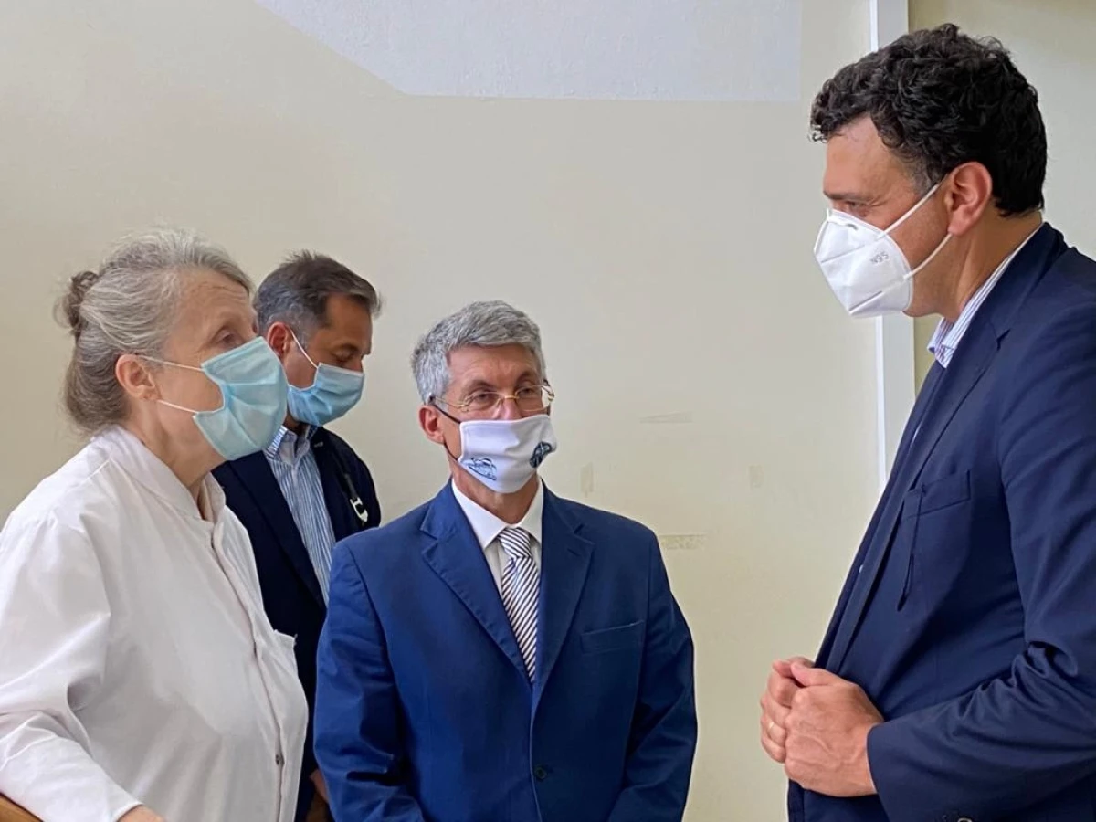 Κίνητρα για τους ιατρούς των δομών του Ε.Σ.Υ. που θα υπηρετούν στη νησιωτική Ελλάδα και στις ακριτικές περιοχές, ανακοίνωσε από τη Σύρο ο Υπουργός Υγείας Βασίλης Κικίλιας