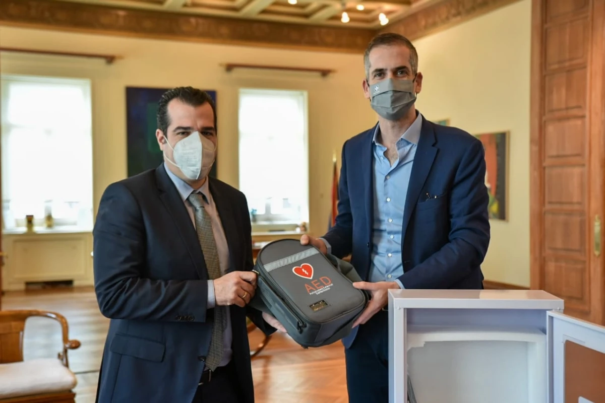 Συνάντηση Υπουργού Υγείας Θ. Πλεύρη με τον Δήμαρχο Αθηναίων Κ. Μπακογιάννη για τη δωρεά 18 απινιδωτών