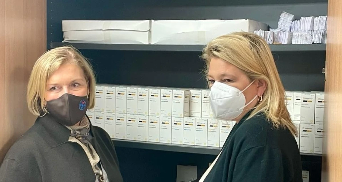 Η Αναπληρώτρια Υπουργός Υγείας Μίνα Γκάγκα στο σημείο διανομής των αντιικών φαρμάκων