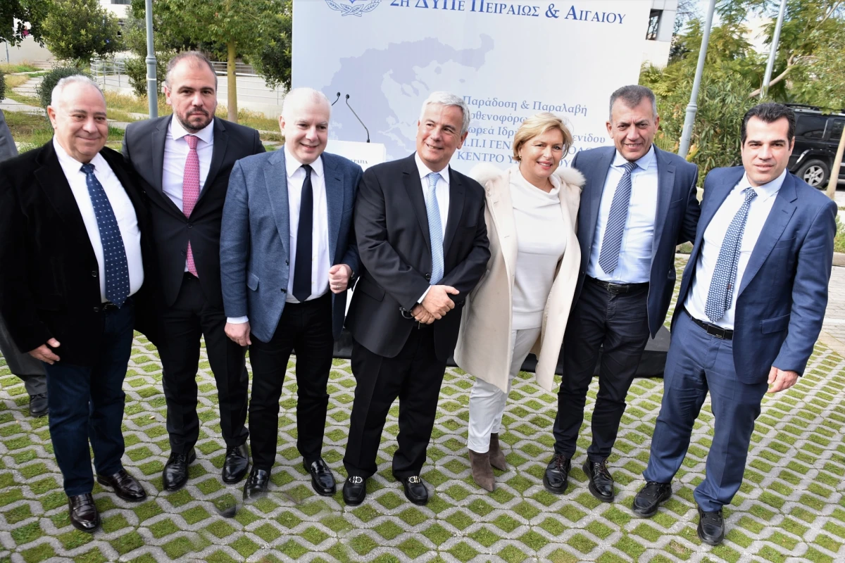 Παράδοση δύο ασθενοφόρων σε Ίο και Ρόδο, δωρεάς Ιδρύματος Ευγενίδου