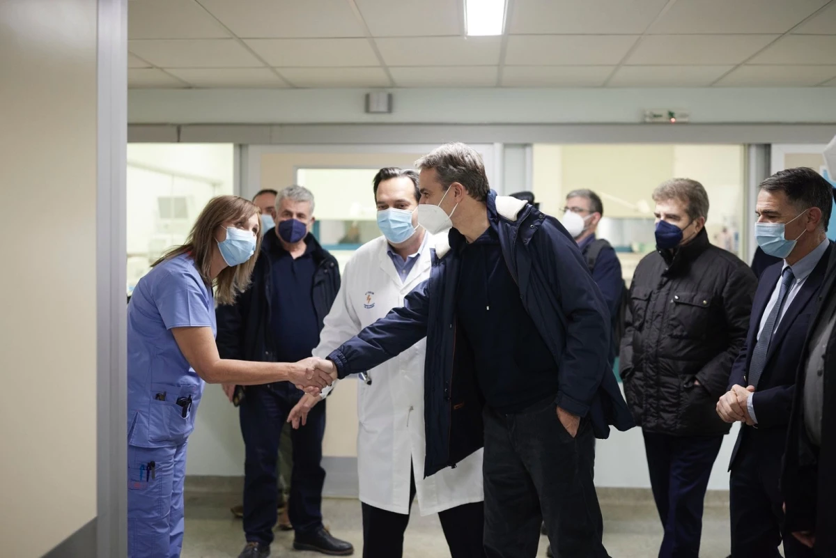 Επίσκεψη του Πρωθυπουργού, Κυρ. Μητσοτάκη στη νέα ΜΑΦ για αγγειακά εγκεφαλικά επεισόδια στο «Αττικόν», συνοδευόμενος από τον Υπουργό και τον Υφυπουργό Υγείας