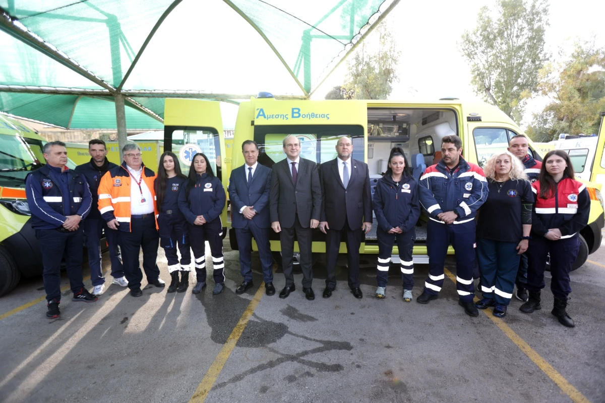 Παράδοση 10 νέων ασθενοφόρων στο ΕΚΑΒ – Μικτή Επιτροπή των Υπουργείων Οικονομικών και Υγείας για τα οικονομικά της Υγείας