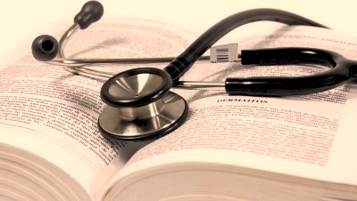 Στηθοσκόπιο πάνω σε βιβλίο Στηθοσκόπιο πάνω σε βιβλίο