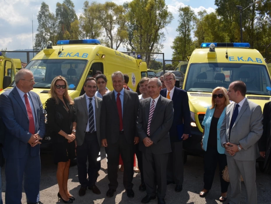 Παρουσία του Υπουργού Υγείας, Μάκη Βορίδη, στην παραλαβή νέων ασθενοφόρων από το ΕΚΑΒ.