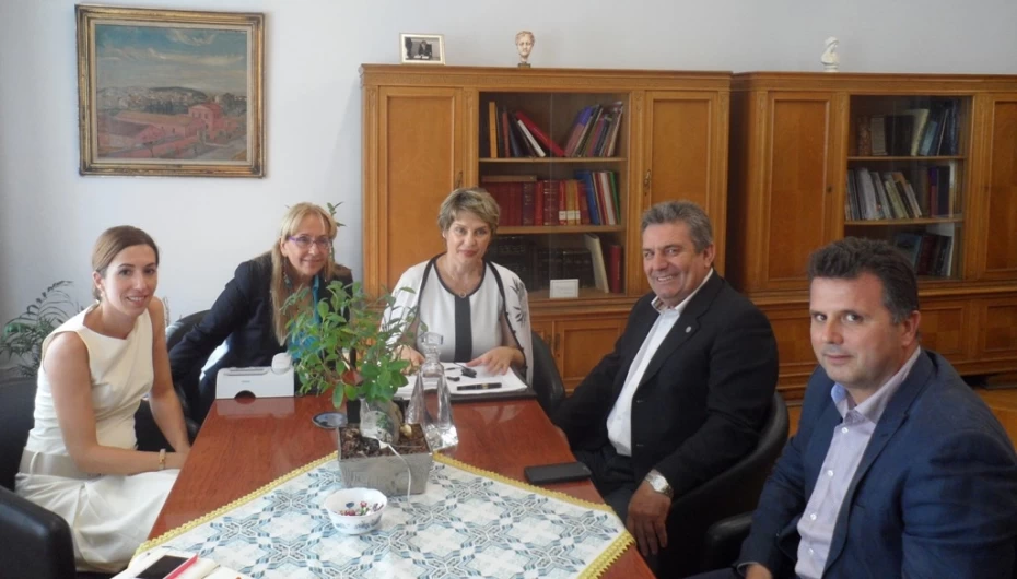 Συνάντηση της Υφυπουργού Υγείας, Κατερίνας Παπακώστα, με διοικήτρια Νοσ. Αττικόν και δήμαρχο Ιλίου.