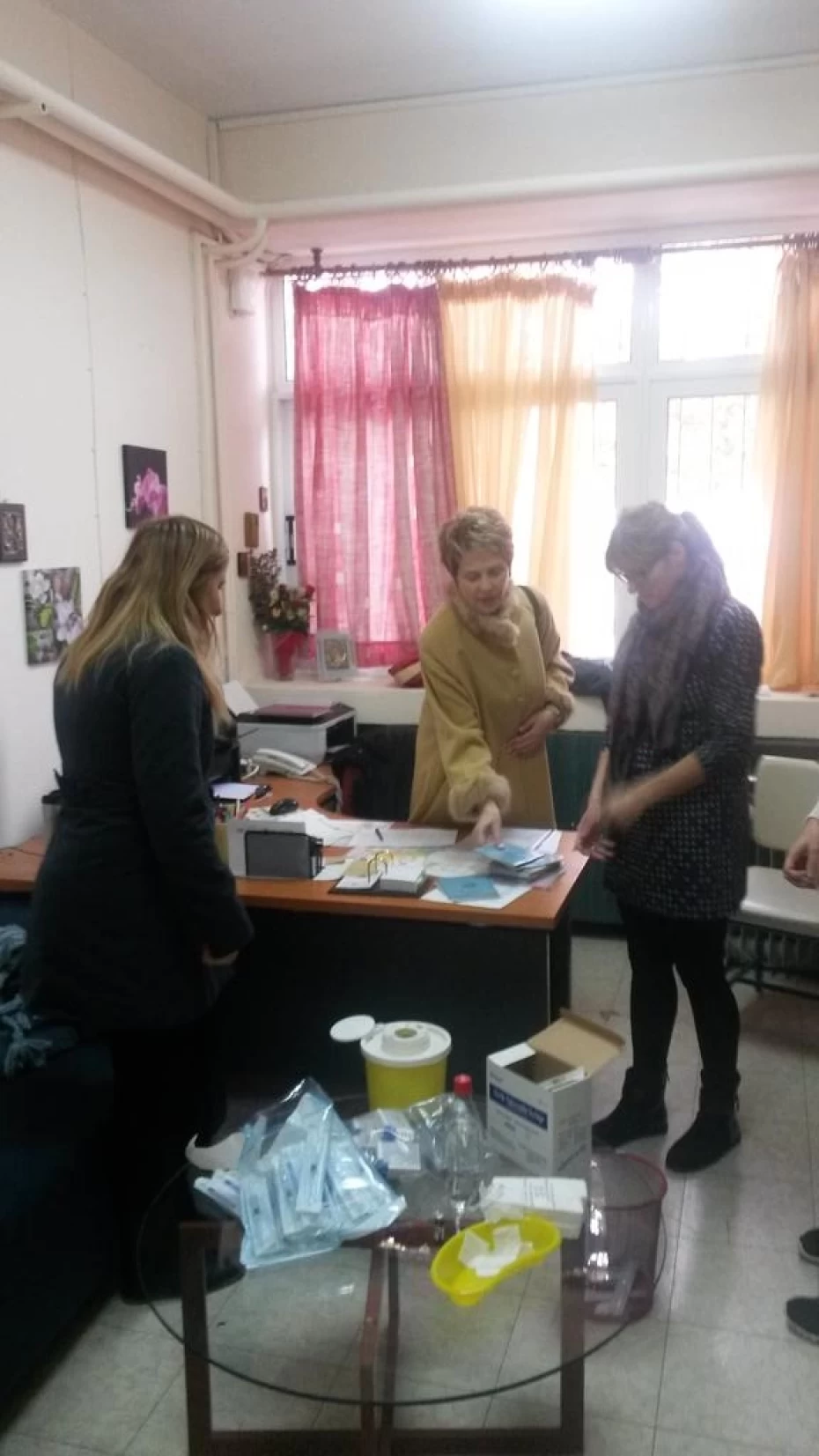 Επίσκεψη της Υφ. Υγείας, Κατερίνας Παπακώστα, σε σχολεία κατά τη διάρκεια εμβολιασμού των παιδιών.