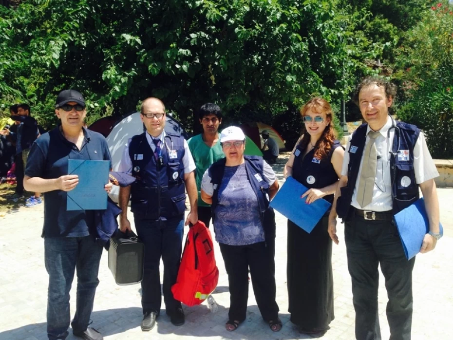 Kλιμάκιο του ΕΚΕΠΥ στους πρόσφυγες στο Πεδίον του Άρεως- Μεταφορά 7 παιδιών για προληπτικούς λόγους στο Παίδων Πεντέλης 27-7-2015  