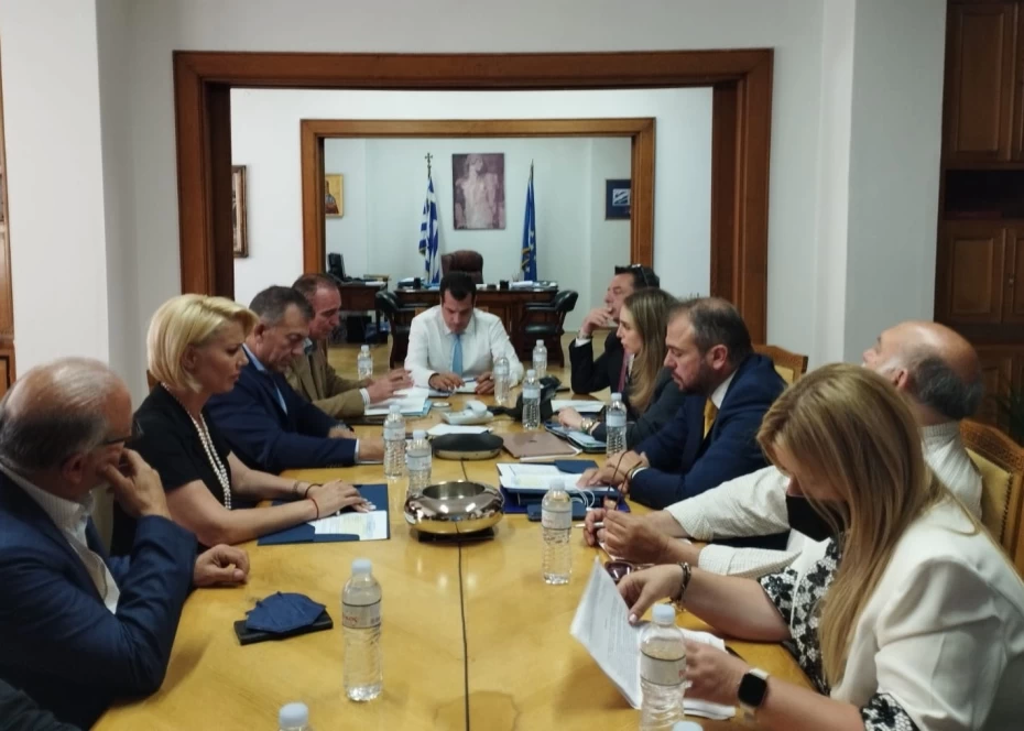 Σύσκεψη Υπουργού Υγείας Θάνου Πλεύρη για το νοσοκομείου Σύρου