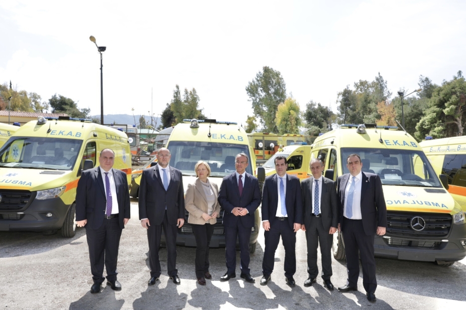 Παραδόθηκαν στο ΕΚΑΒ 6 ασθενοφόρα που αγοράστηκαν με δωρεές από τον ειδικό λογαριασμό Covid-19
