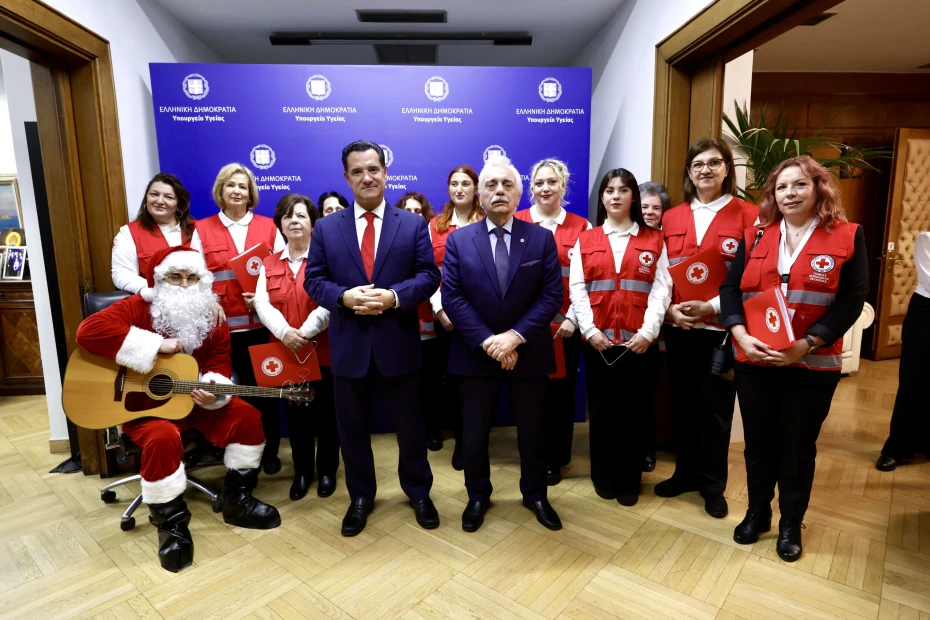 Χριστουγεννιάτικα κάλαντα από εθελοντές του Ελληνικού Ερυθρού Σταυρού στον Υπουργό Υγείας Άδωνι Γεωργιάδη