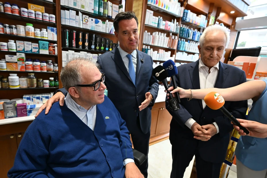Επίσκεψη του Υπουργού Υγείας Άδωνι Γεωργιάδη σε ιδιωτικό φαρμακείο για τη διάθεση Φαρμάκου Υψηλού Κόστους (ΦΥΚ) σε δικαιούχο ασθενή